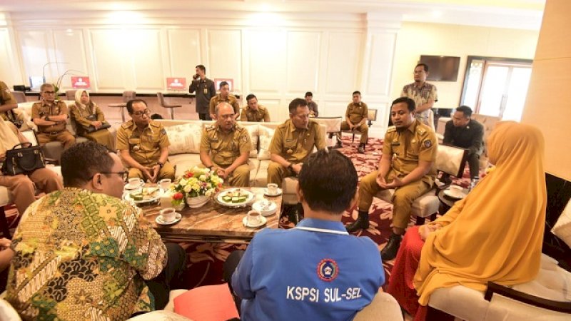 Wagub Sulsel, Andi Sudirman Sulaiman dan sejumlah perwakilan buruh