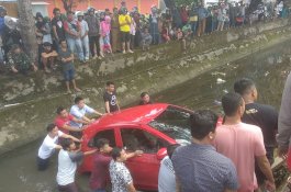 Mobil Polwan di Bone Terjun Bebas ke Sungai