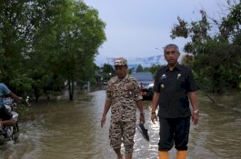 Tidak Sempat Ganti Baju, Husler Langsung Terjun ke Lokasi Banjir