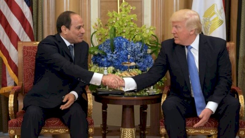 Donald Trump dan Presiden Mesir Abdel Fattah al-Sisi bertemu di Gedung Putih pada bulan April (Getty Images)
