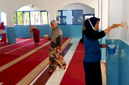 Sambut Ramadan, Ibu-Ibu Kompleks TNI AL Mengecat Masjid