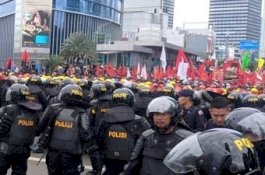 Dicegat ke Istana, Massa Buruh Lempari Polisi