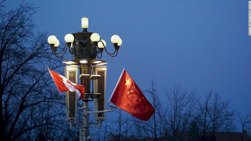 Bendera China dan Kanada dipamerkan pada 4 Desember 2017 di Beijing, Cina.
