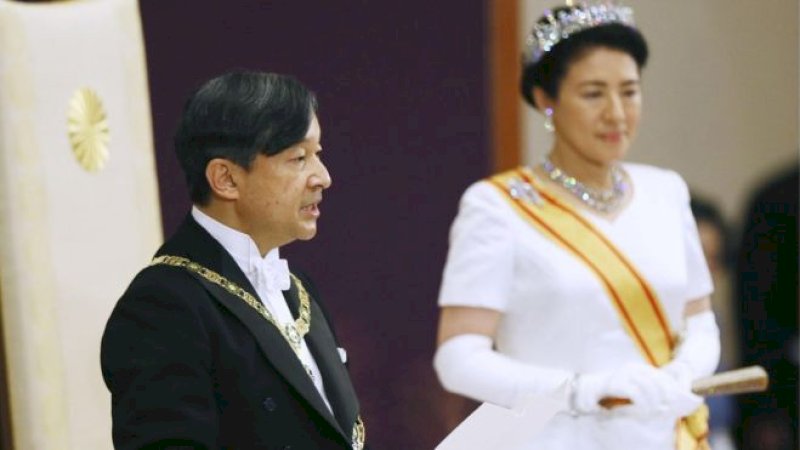 Kaisar Naruhito berdiri di samping istrinya, Permaisuri Masako, ketika dia berbicara di Istana Kekaisaran (Reuters)