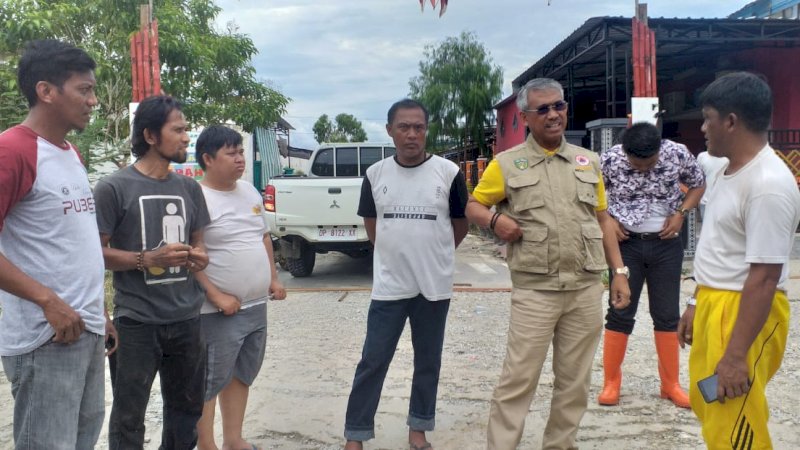 Bupati Luwu Timur Semangati Pengungsi Korban Banjir