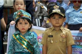 Ikut Karnaval, Putra Ilham Azikin Jadi Bupati Cilik