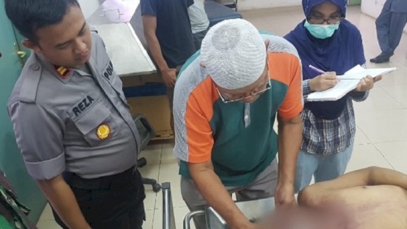 Kapolsek Samboja Iptu Reza Pratama R Yusuf (kiri), menyaksikan proses visum terhadap korban di RSUD Aji Batara.
