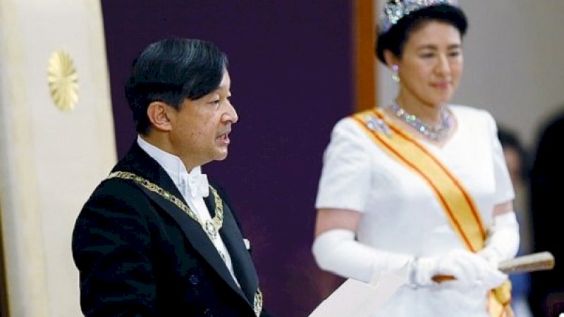 Naruhito saat dilantik sebagai Kaisar Jepang, didampingi permaisuri Masako Owada.