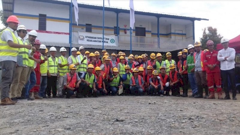 Peserta pelatihan pemberdayaan kepada penyedia bidang jasa konstruksi di Lutra, berfoto bersama.