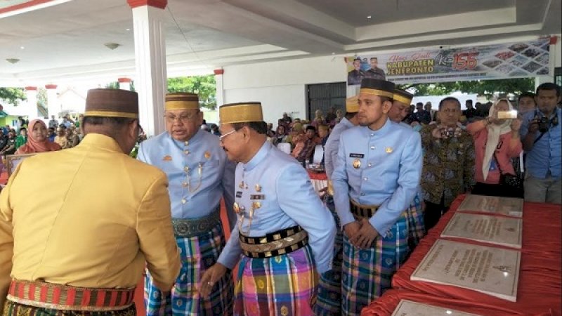 Bupati Jeneponto, Iksan Iskandar (kanan), berpakaian adat pada perayaan HUT ke-156 Jeneponto.