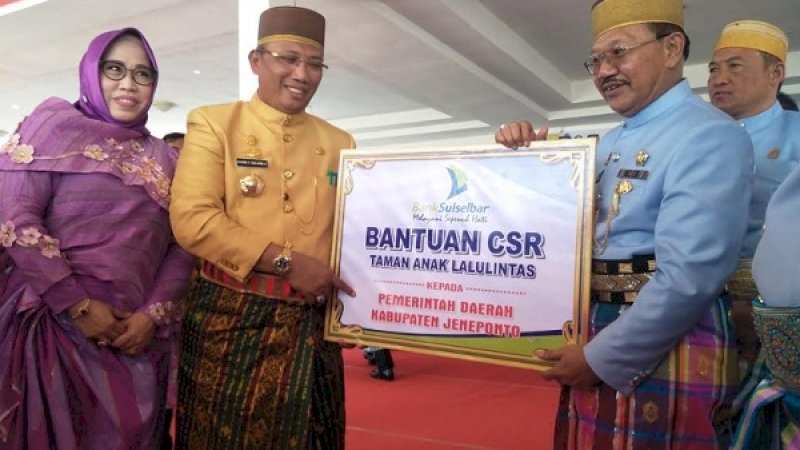 Dari kiri, Direktur Pemasaran dan Syariah PT Bank Sulselbar Rosmala Arifin, Penjabat Sekda Provinsi Sulsel Ashari Fakshirie Radjamilo dan Bupati Jeneponto, Iksan Iskandar.