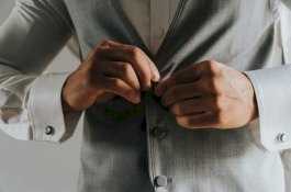 Ini Sebabnya Mengapa Kemeja Pria dan Wanita Mengancing di Sisi yang Berbeda