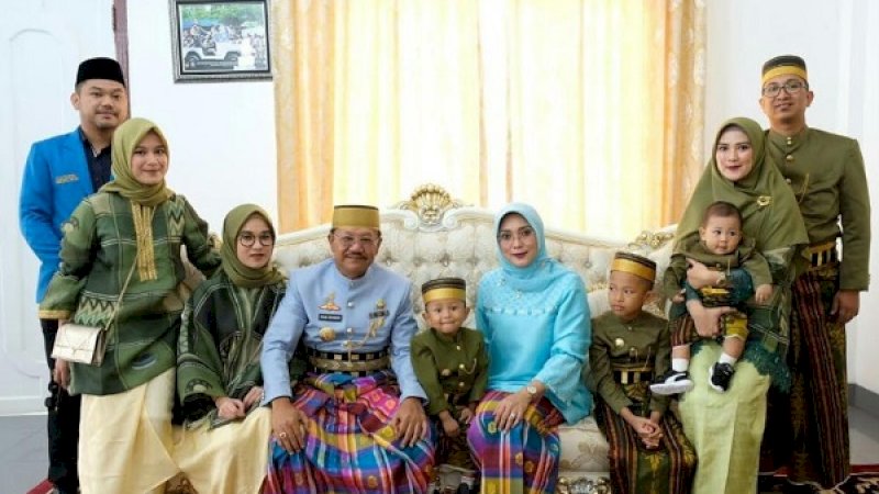 Bupati Jeneponto, Iksan Iskandar didampingi istri serta anak dan cucunya, berfoto bersama pada momentum hari jadi di rujab Bupati.