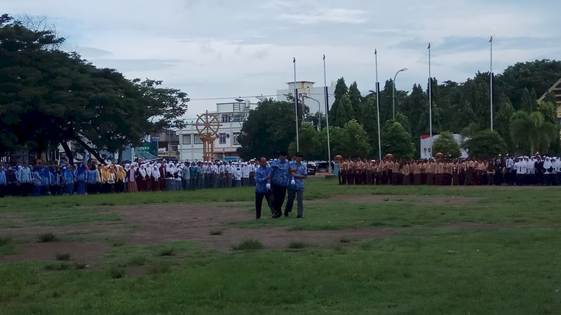 Suwardi, pimpinan upacara pada Hardiknas di Bulukumba dibopong keluar lapangan, Kamis (2/5/2019).