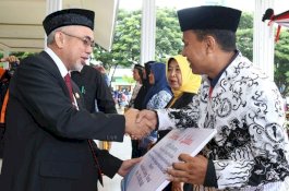 Hardiknas, Wabup Bantaeng Serahkan Penghargaan Kepada Guru