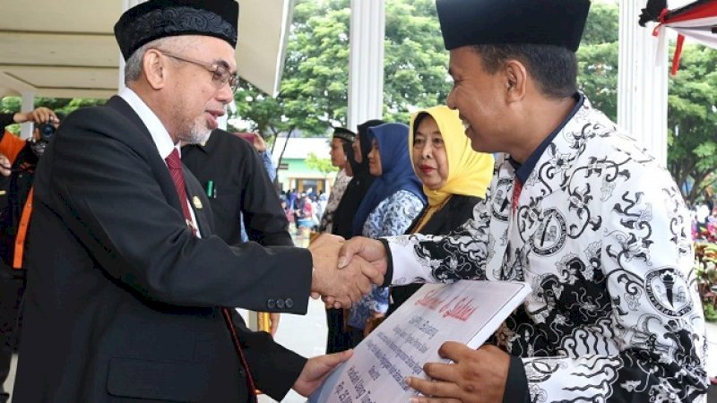 Hardiknas, Wabup Bantaeng Serahkan Penghargaan Kepada Guru