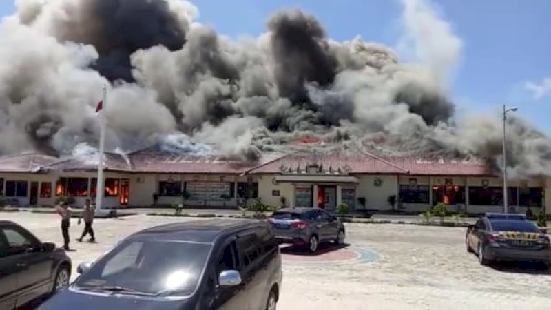 Mapolres Lampung Selatan hangus terbakar. Ist