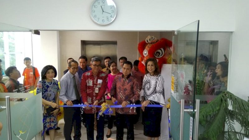 Diiringi barongsai, Presiden Direktur MNC Bank, Mahdan, bersama Direktur MNC Bank, Rita Montagna, 
Kepala Divisi Sistem Pembayaran dan Pengelolaan Uang Rupiah, Bank Indonesia Provinsi Sulawesi Selatan, Tjahyadi Prastono, Deputi Direktur Pengawasan LJK II & Perizinan, OJK Regional VI Sulawesi, Maluku & Papua, Ahmad Murad, dan Branch Manager MNC Bank KC Makassar, Marleanty Hidayat, menggunting pita tanda pembukaan resmi kantor MNC Bank Kantor Cabang Makassar.
