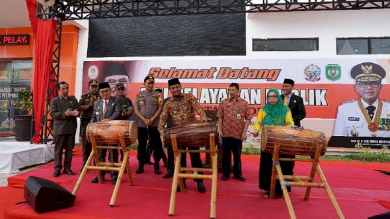 Dari kiri, Wali Kota Palopo HM Judas Amir, Wagub Sulsel, Sudirman Sulaiman, dan Asisten Deputi Pelayanan Publik, Kementerian Pendayagunaan Aparatur Negara, Reformasi Birokrasi (Kemenpan RB) Republik Indonesia (RI), Damayani TyasTiyanti, memukul gendang peresmian MPP Palopo.