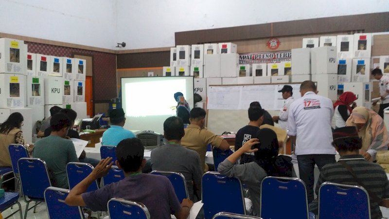 Rekapitulasi Tingkat PPK Mariso Rampung Malam Ini