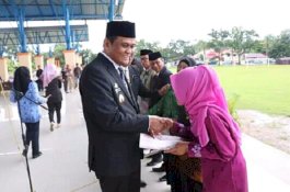 Peringati Hardiknas, Bupati Barru Serahkan Beasiswa Hingga SK Guru Pensiun