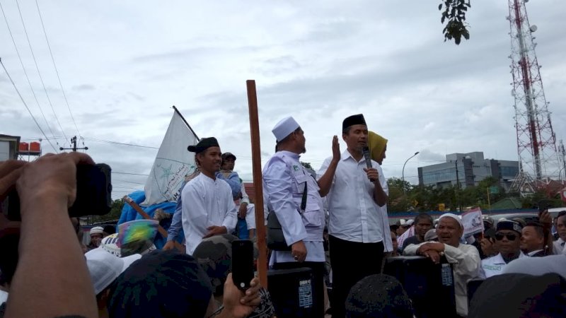 Sambangi KPU Sulsel, Aziz Qahhar Minta Jokowi di Diskualifikasi