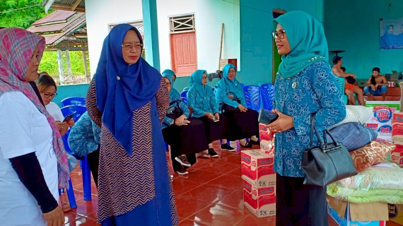 TP PKK Lutim Bersama Mitra Puspa Kunjungi Korban Banjir