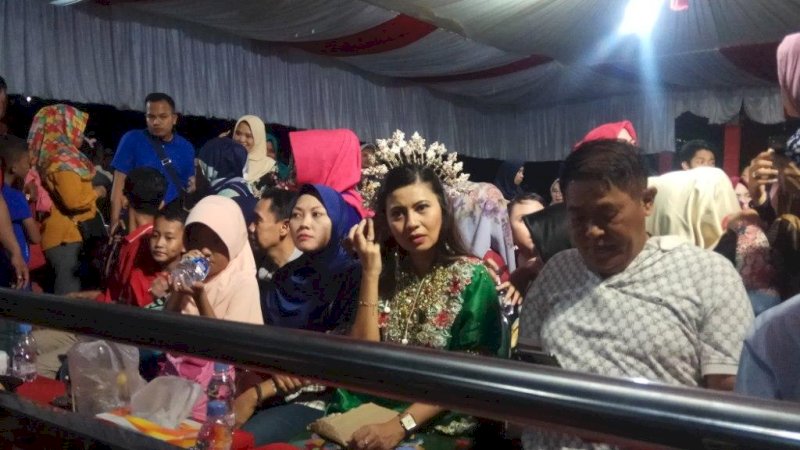 Utrich Farzah (Baju Bodo Hijau) saat berada di Bulukumba acara Nobar Puput di Lapangan Pemuda, Kamis (2/5/2019) malam.
