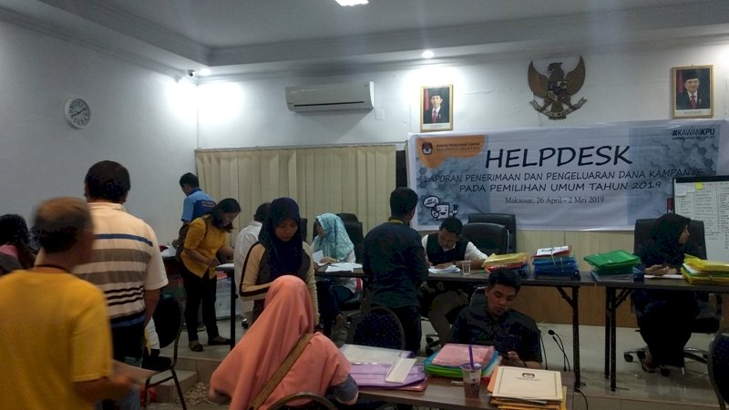 Suasana penyerahan LPPDK peserta Pemilu 2019 di Sekretariat KPU Sulsel, Jalan AP Pettarani, Makassar, Kamis malam (2/5/2019).