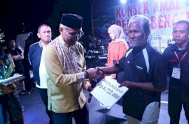 Bupati Luwu Timur Berikan Sumbangan Bagi Korban Banjir di Balambano