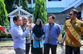 Iklan Rokok di Depan SMKN 2 Sidrap Diturunkan Paksa Satpol PP