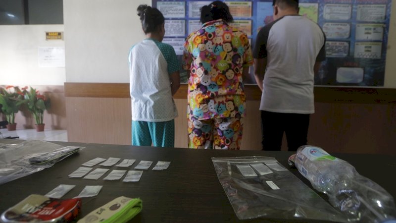 Tiga pengedar narkoba diamankan anggota Polrestabes Makassar. Foto/Arfa Ramlam