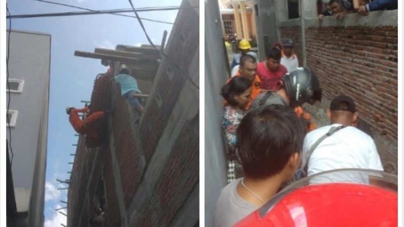 Asri saat dievakuasi dari lantai 3 sebuah bangunan.
