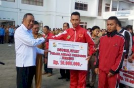 Kalatiku Paembonan Serahkan Bonus pada Altet Peraih Medali Porda Pinrang