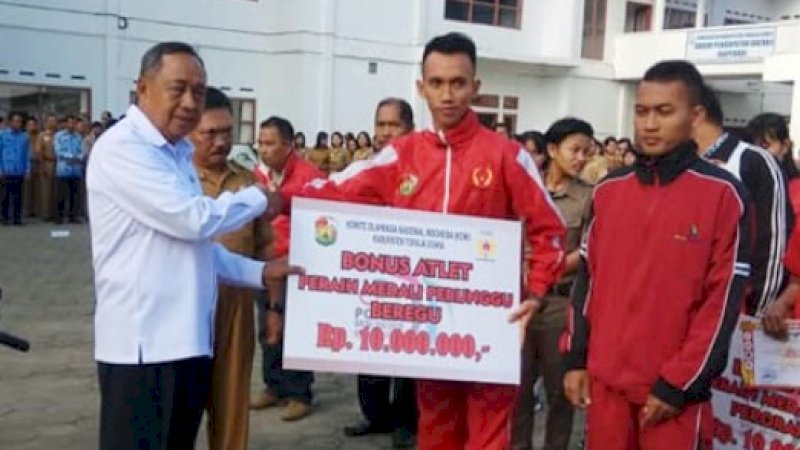 Kalatiku Paembonan Serahkan Bonus pada Altet Peraih Medali Porda Pinrang