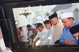 Kompak Pakai Baju Putih, Prabowo dan Sandiaga Salat Jumat di Aceh