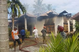 Kesal Surat Tanahnya Tak Kelar-kelar, Warga Bakar Kantor Desa di Pinrang