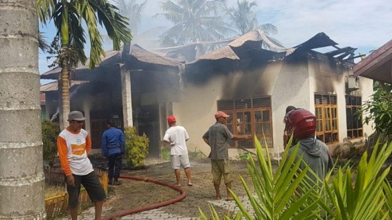 Beberapa warga memadamkan api di Kantor Desa Mallongi-longi, Kecamatan lanrisang, Pinrang.