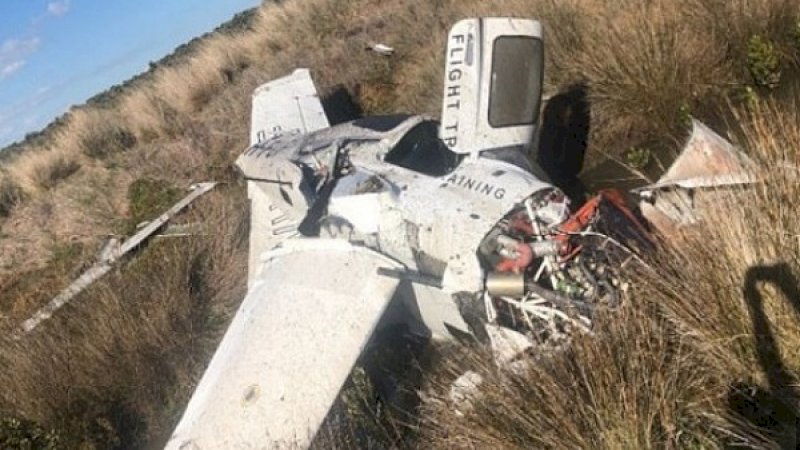 Sebuah pesawat ringan tampak rusak parah setelah menghantam tanah.