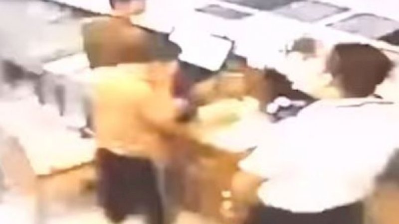 Potongan rekaman pemukulan pegawai hotel oleh pilot Lion Air berinisial AG.