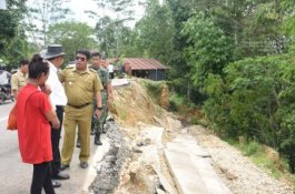 Bupati Toraja Utara Tinjau Lokasi Jalan Amblas