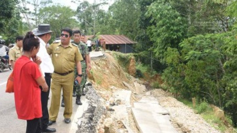 Bupati Toraja Utara Tinjau Lokasi Jalan Amblas