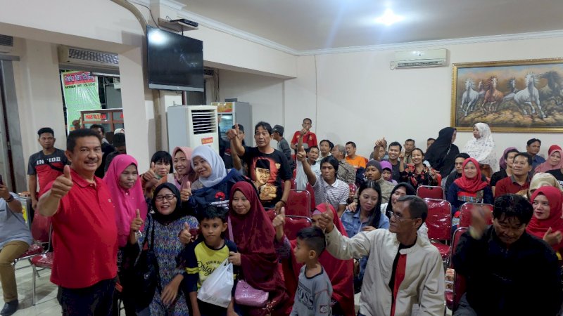 FT: Anggota DPR RI Fraksi PDI Perjuangan H. Ridwan Andi Wittiri SH mengumpulkan kembali relawan yang mendukungnya pada pemilu 17 april 2019 dahulu, bertempat di rumah perjuangan ARW jalan Gunung Bawakaraeng, Kota Makassar (1/4/2019)