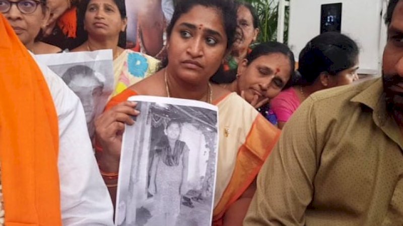 Orang tua siswa memperlihatkan foto putrinya yang bunuh diri karena mengira tak lulus ujian.