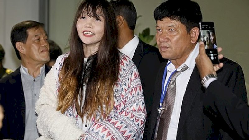 Doan Thi Huong tersenyum di Bandara