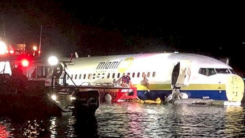 Miami Airlines, tergelincir dari runway, dan masuk ke sungai.