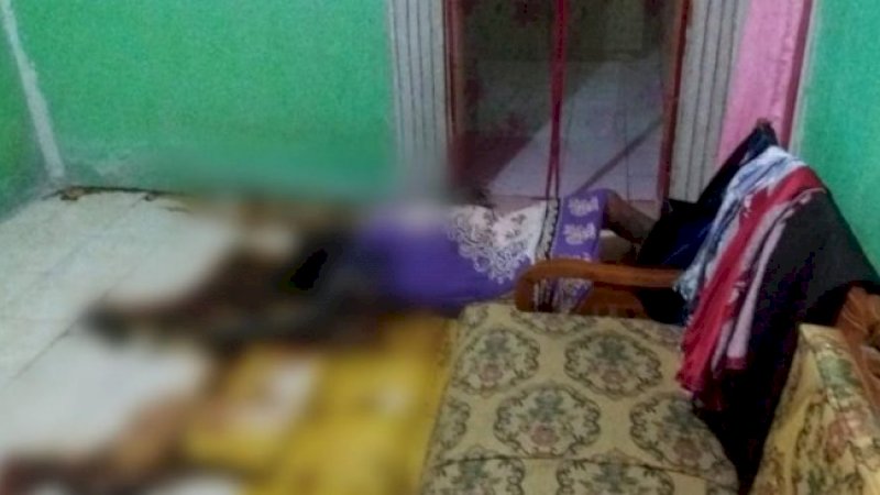 Jasat Ayoh saat ditemukan warga dalam kondisi terlentang dan membusuk. Diduga janda paruh baya yang hidup sebatang kara ini tewas akibat penyakit yang dideritanya. (Istimewa)