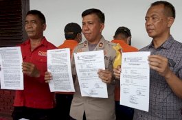 Ditetapkan Tersangka, Dua Kadis Kompak Bertopi Hitam dan Berbaju Oranye