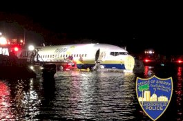 Pesawat 136 Penumpang Tergelincir dari Landasan Pacu dan Jatuh ke Sungai