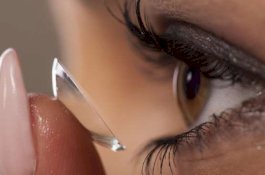 Kornea Mata Wanita Ini Dimakan Bakteri Karena Tidur Pakai Lensa Kontak